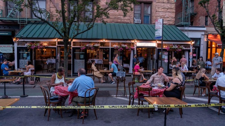 屋外エリアを拡張して営業するレストラン＝米ニューヨーク市/Ron Adar/SOPA Images/SIPA/AP